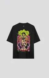 Remera negra de manga corta con cuello redondo y calce oversize. Presenta una estampa en sublimación inspirada en el tarot, con la carta de 'Los Amantes' en colores vibrantes como amarillo, rosa, violeta y verde.