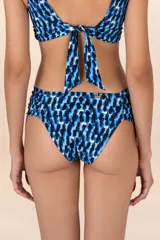 Calzón de bikini con estampado abstracto en tonos azules y blancos. Presenta laterales fruncidos y corte clásico.