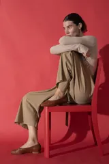 Zapato chata color marrón, completamente trenzado a mano en cuero vacuno.