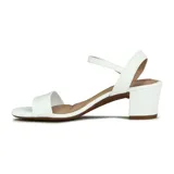 Sandalia de mujer color negro, con tira ancha en la parte delantera y tira fina ajustable con hebilla metálica en el tobillo. Posee un taco ancho y bajo.