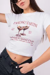 Remera corta color gris con estampado de cóctel Espresso Martini.