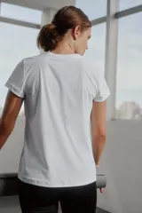 Remera deportiva blanca de manga corta, confeccionada en tejido de poliamida y elastano.