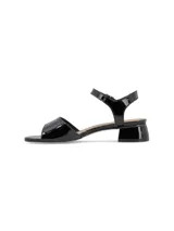 Sandalias negras de charol con pulsera al tobillo y taco bajo cuadrado.