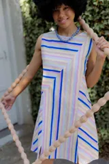 Vestido corto sin mangas con estampado a rayas verticales en tonos pastel.