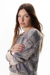 Sweater azul con estampado de flores blancas y puños blancos.