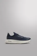 Zapatilla deportiva azul marino con capellada de tejido de punto transpirable, ajuste con cordones, plantilla OrthoLite® extraíble y suela con tecnología Spume Foam V2.
