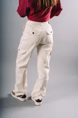 Pantalón cargo negro de pana, corte ancho, con bolsillos laterales y traseros con solapa.