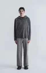 Hoodie negro de lanilla con textura, calce oversize crop y costuras expuestas.