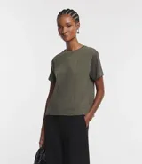 Blusa de color verde militar con cuello redondo y mangas cortas de tul. El cuerpo de la blusa es de media malla con costuras verticales visibles.