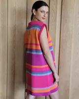 Vestido corto tejido de punto con rayas horizontales en colores naranja, fucsia, lila y verde.