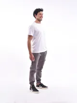 Pantalón jogger cargo color verde militar con cintura elástica ajustable con cordón, bolsillos laterales y bolsillos cargo con solapa en los muslos.