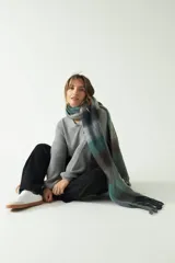 Sweater gris de punto suave con escote en V.