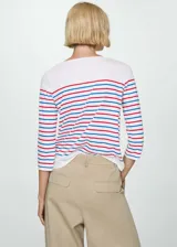Camiseta de manga larga azul marino con rayas horizontales rojas y cuello barco.