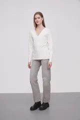 Remera blanca de mangas largas con escote en V.