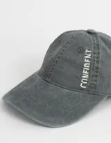Gorra deportiva gris con efecto lavado, bordado lateral y regulador metálico trasero.