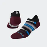 Medias deportivas tipo tobilleras (tab) con diseño a rayas horizontales en tonos negro, bordó, blanco y azul. Presentan tecnología Feel360™ e Infiknit™.