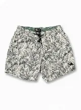 Short de baño con estampado de hojas en blanco y negro, cintura elástica con cordón ajustable, dos bolsillos laterales y uno trasero.