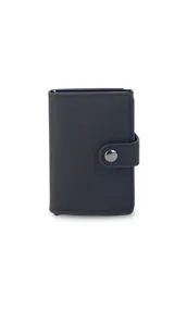 Tarjetero pequeño de símil cuero negro con sistema anti clonación, broche metálico y presilla. Posee compartimientos internos para tarjetas y un espacio central para billetes doblados.