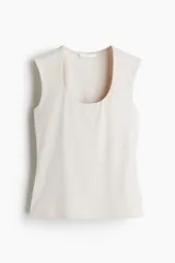 Top sin mangas en microfibra color crudo. Modelo ajustado con leve escote cuadrado y bajo recto. Parcialmente forrado.