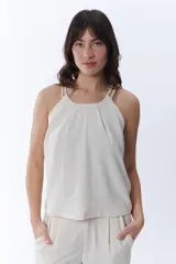 Blusa color crudo con breteles finos y escote halter.