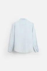 Camisa celeste de lino, de corte recto, manga larga y cuello clásico.