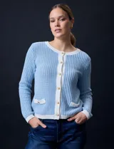 Cárdigan de punto tweed color beige, marca Ninety, con escote redondo, cierre frontal con botones metálicos dorados y bolsillos simulados.