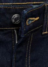 Pantalón de jean azul oscuro, de corte recto, con tiro alto, cinco bolsillos y trabillas para cinturón.