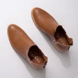 Botines negros de cuero vacuno con textura tejida, taco de madera de 4cm y cierre trasero.