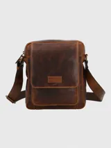 Maletín tipo bandolera de cuero marrón envejecido, con solapa frontal que cubre un bolsillo exterior y cierre principal superior. Incluye correa ajustable para llevar al hombro.