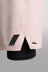 Shorts deportivos color verde oliva con calza interior negra, de tejido técnico ligero y elástico. Cuenta con cintura elástica ajustable con cordón, bolsillos laterales con cierre de cremallera, bajo con aberturas laterales y detalle de logo estampado.
