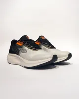 Championes de running Umbro Marathon, color blanco con detalles en negro y naranja.