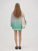 Cardigan tejido a rombos con degradé de tonos oníricos, cartera de botones y puños a juego.