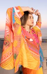 Poncho estampado con diseño abstracto en tonos naranja, amarillo, rosa y celeste, con mangas cortas.