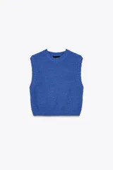 Top corto tejido de punto color azul eléctrico, con cuello redondo y sisa.