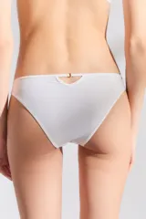 Conjunto de lencería negro, compuesto por un corpiño triangular con espalda de encaje y una bombacha clásica con detalle cut-out en la parte delantera.