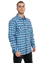 Camisa de manga larga con estampado a cuadros en tonos rojo, blanco, azul y gris. Tiene dos bolsillos en el pecho con cierre de botón, puños ajustables con botón y un paño de microfibra oculto en el dobladillo delantero.