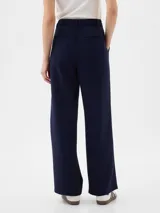 Pantalón de vestir azul marino, de corte recto, con bolsillos laterales y traseros.