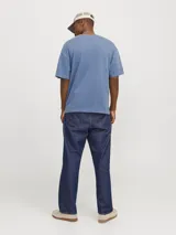 Camiseta azul de manga corta y cuello redondo con estampado pequeño en el pecho.