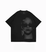 Remera negra de algodón con estampado de Rihanna con gafas de sol.