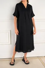 Túnica negra de lino y viscosa, con escote en V y mangas cortas.