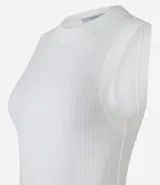 Musculosa color verde oliva, de rib acanalado, con cuello redondo y sin mangas.
