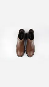 Botas Chelsea de cuero color marrón con elástico lateral negro y suela track negra.