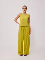 Pantalón fucsia de corte palazzo, con cintura elastizada.