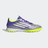 Championes de fútbol Adidas F50 League Turf Cleats, color violeta con detalles en amarillo y blanco. Diseñados para césped artificial.