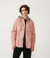Camisa manga larga color rosa con capucha gris, cierre con botones, bolsillos frontales y corte recto.