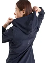 Campera deportiva negra con capucha, cierre frontal completo y logo Under Armour en el pecho.