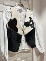 Chaleco de cuero con estampado animal print y flecos.