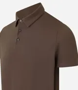 Camisa polo negra de manga corta, confeccionada en poliamida y elastano, con cuello inglés abotonado y tecnología Performance que proporciona mayor comodidad térmica, elasticidad y secado rápido.