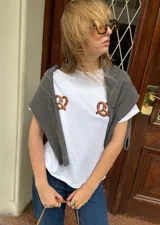 Remera blanca de manga corta con dos pretzels estampados en el pecho.