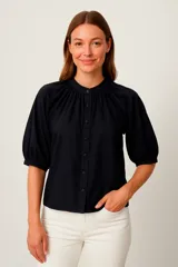 Camisa negra de corte holgado con cuello mao y mangas abullonadas 3/4.